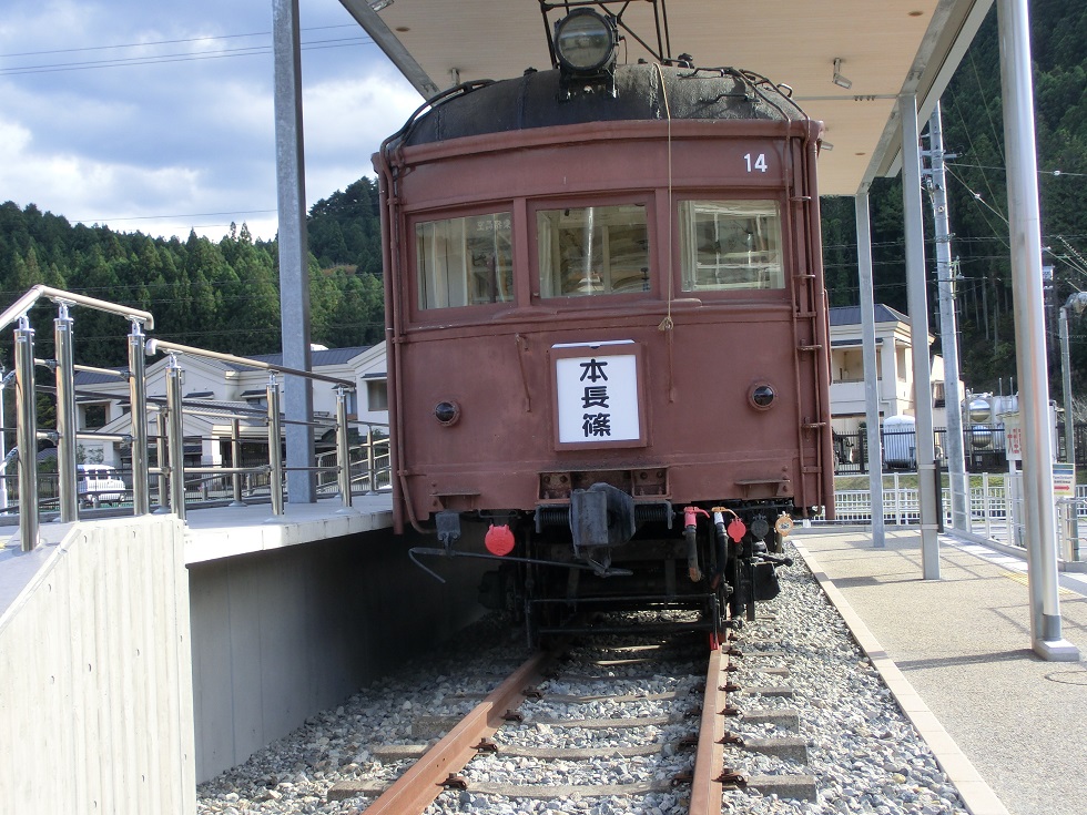 Abandoned railroad cars exhibit | Michinoeki Shitara